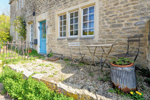 Front Seating Area- click for photo gallery